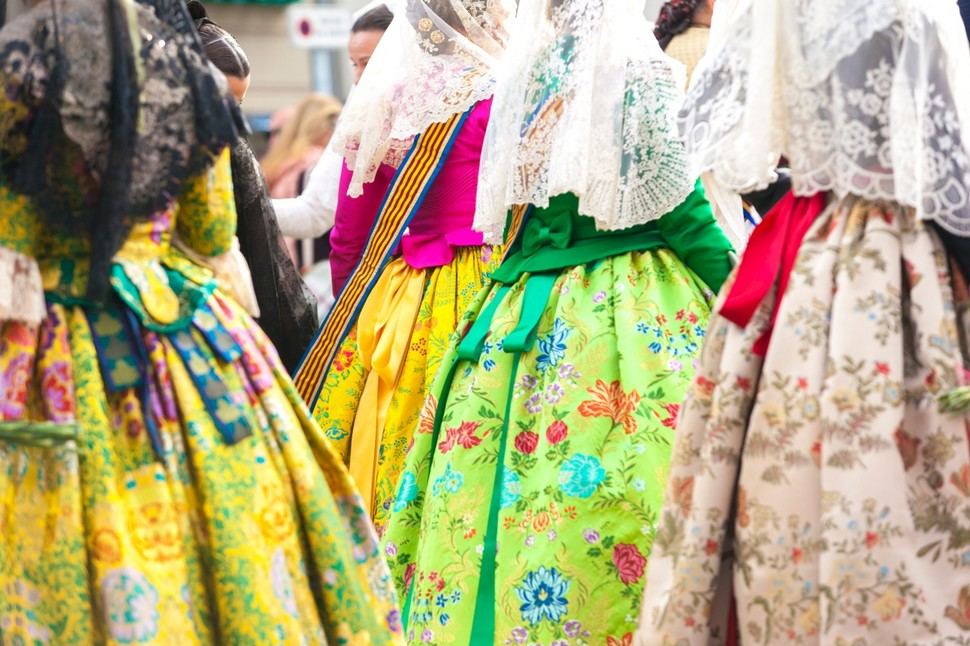 La tradición de la seda en los vestidos valencianos